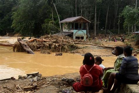 Foto Banjir Bandang Di Langkat Kayu Besar Berserakan Sejauh 5 Kilometer