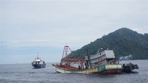 KKP Dan Kejaksaan Tenggelamkan Lagi 4 Kapal Berbendera Vietnam Di