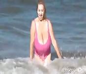 Bikini Dame Gaat Strippen Op Strand PORN