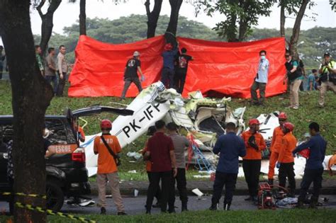 Pesawat Latih Jatuh Di BSD Berisi Penerbang Engineer Dan Penumpang