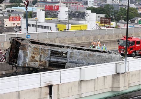 名古屋高速でバス横転し炎上 2人死亡、7人けが 写真特集122 毎日新聞