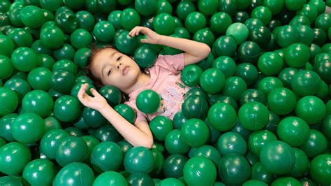 PERDEMOS BELLA NA PISCINA DE BOLAS GIGANTE YouTube