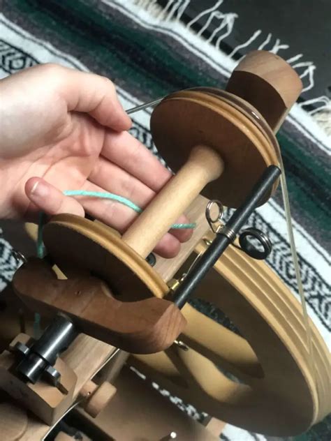 How to Use a Spinning Wheel (5 Simple Steps to Make Yarn) – Yarnhustler