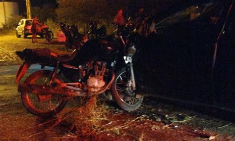 Colisão entre carro e moto deixa mulher gravemente ferida em Picos