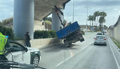 Un Cami N Gr A Queda Atrapado Y Medio En El Aire Bajo El Puente De