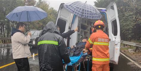 雨天路滑两车相撞一人被困 桃江消防冒雨成功救援 乡村动态 乡村振兴 华声在线