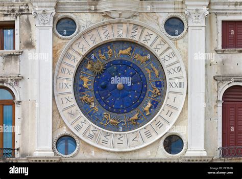 Piazza san marco uhrturm Fotos und Bildmaterial in hoher Auflösung