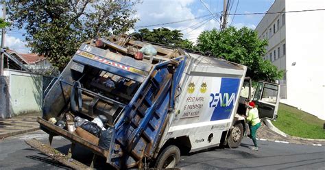 G1 Caminhão de coleta municipal fica preso em buraco em Campinas SP