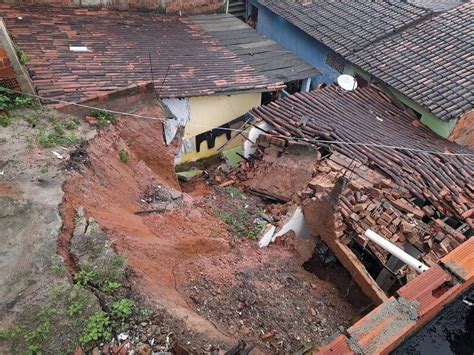 Menino morre soterrado após casa ser atingida por deslizamento de