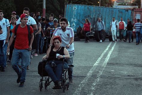 Miles De Venezolanos Cruzan A Colombia Tras Reabrirse Paso Peatonal En