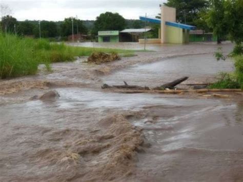 Devido à chuva rios transbordam e ruas ficam alagadas em Camapuã