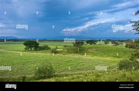 El Hermoso Paisaje Colombiano Y Sus Diferentes Contrastes Entre Nublado