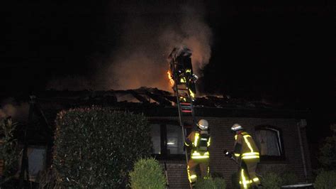 Mächtiges Feuer zerstört Einfamilienhaus Im Winkel Bewohner retten