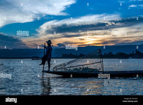 Myanmar ex Birmanie Lac Inle Etat Shan Groupe ethnique de pêcheurs