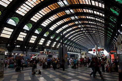 Mailänder Hauptbahnhof Italien Reiseleiter auf Italienisch als Centrale