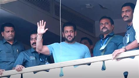 On His 57th Birthday Salman Khan Greets Fans From His Balcony