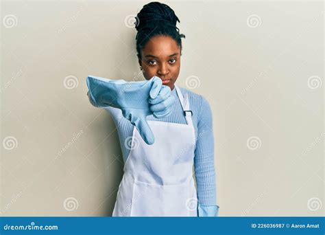 Mujer Afroamericana Con El Pelo Trenzado Usando Delantal Y Guantes