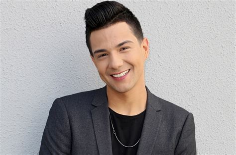 Luis Coronel presentó su nuevo tema Pa Que Nos Hacemos HispanoArte