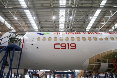 C919大型客機102架機完成整機噴漆圖片新聞中國政府網