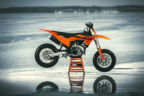 Motorrad Vergleich KTM 450 SX F 2023 Vs KTM 450 SMR 2025