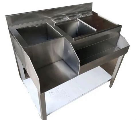 Stainless Steel Cocktail Station Capacity 25 Bottles Size 6x4 Feet