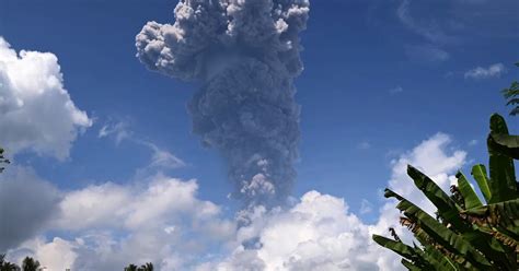 El Volcán Ibu Vuelve A Entrar En Erupción Y Lanza Una Gran Columna De