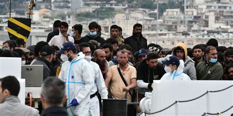 Migranti In Approdati A Messina Con Una Nave Della Guardia