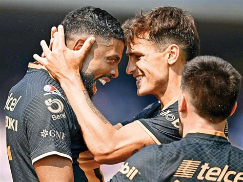 Pumas arma fiesta sin Alves golea al León