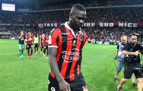 Video Malaise Mario Balotelli Se Fait Offrir Un Bidet à La Sortie De Lentraînement