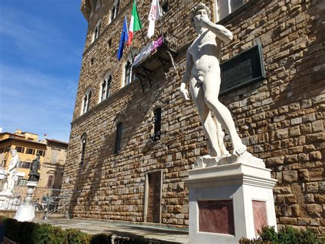 FOTO VIDEO Vernice Su Palazzo Vecchio Nardella Placca Un Attivista