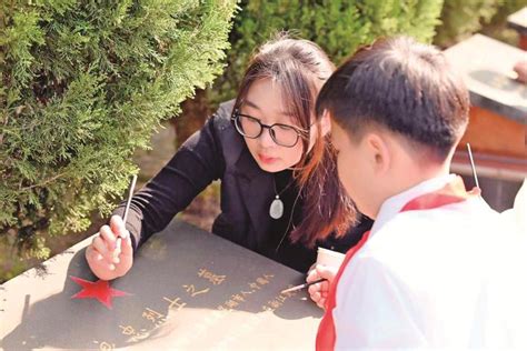 大学生牵手小学生 为烈士墓碑碑文“描金”文明校园芜湖文明网