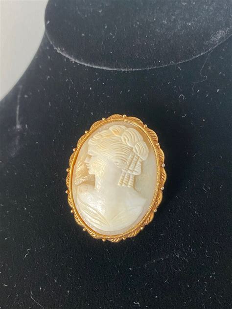 Shell Cameo Pin Gem