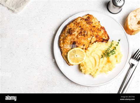 Schnitzel Alem N Con Pur De Patatas Frescas Sobre Fondo Blanco