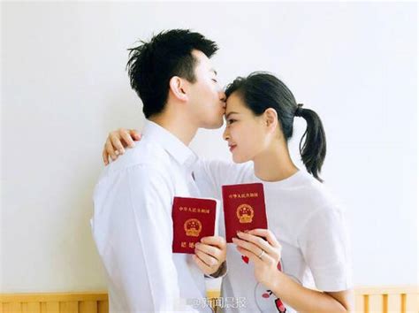 超甜蜜！吴敏霞与老公晒结婚证亲吻额头 10月办婚礼手机凤凰网