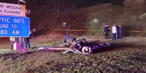 Vídeo impressionante avião de pequeno porte cai ao lado de rodovia