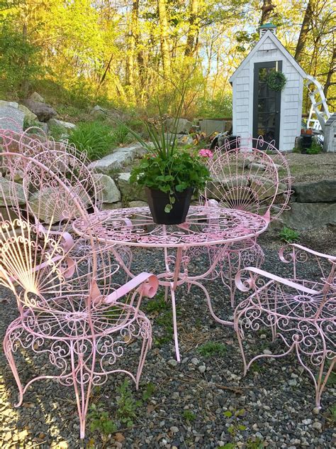 Maison Decor: Spraying my Patio Furniture Pink