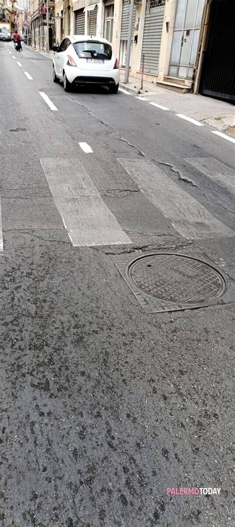 Via Perpignano Strisce Rifatte Male Su Una Strada Piene Di Buche