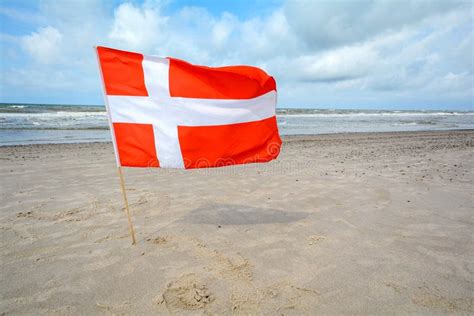 Bandeira Dinamarquesa No Vento Na Praia Da Areia Perto De Blavand