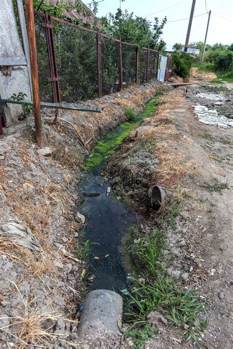 Eaux D Gout Sales Avec Des Eaux D Gout Dans Un Foss Ouvert Le Long