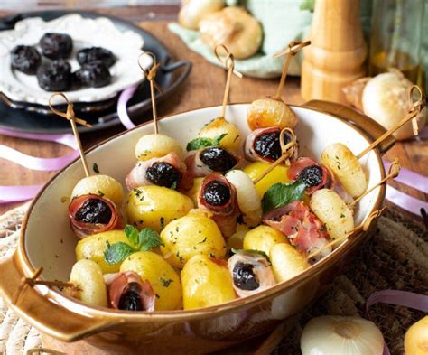 Spiedini Con Patate E Prugne Della California Avvolte Nella Pancetta E