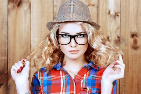 844471 4k 5k 6k Wood Planks Blonde Girl Hat Glasses Hands