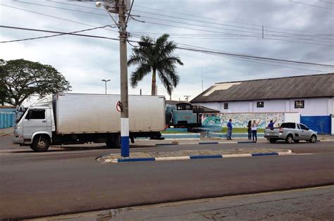 Blog do Ronco Caminhão na contra mão bate em veículo na avenida da