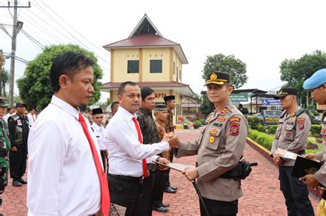 Kapolres Asahan Beri Piagam Penghargaan Kepada Personil Yang