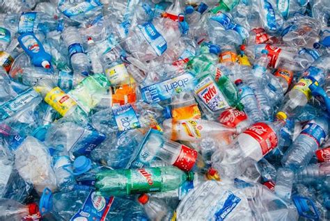 A nivel mundial se compran un millón de botellas de plástico cada