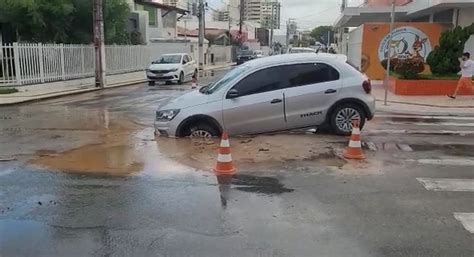 Carro Cai Em Buraco Na Zona Sul De Aracaju Sergipe G