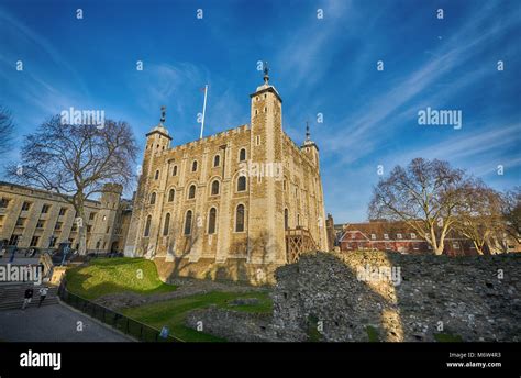 white tower tower of london Stock Photo - Alamy