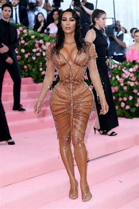 Foto Naked heels Kim Kardashian aderiu à sandália transparente para