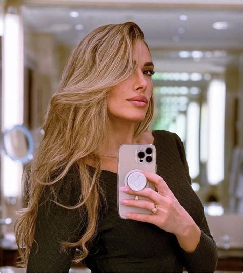 FOTOT Ledina Çelo nuk njeh moshë me bikini këngëtarja tregon format perfekte