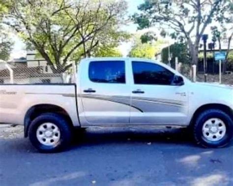 Toyota Hilux DX Motor 2 5 4X4 Año 2006 2 400 000 Agroads