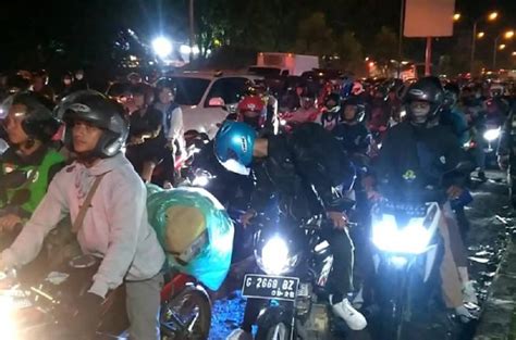 Puncak Arus Balik 50 000 Kendaraan Pemudik Melintasi Pantura Cirebon